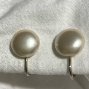 Vintage Marvella White Round Pearl Screw Clip back stud earrings